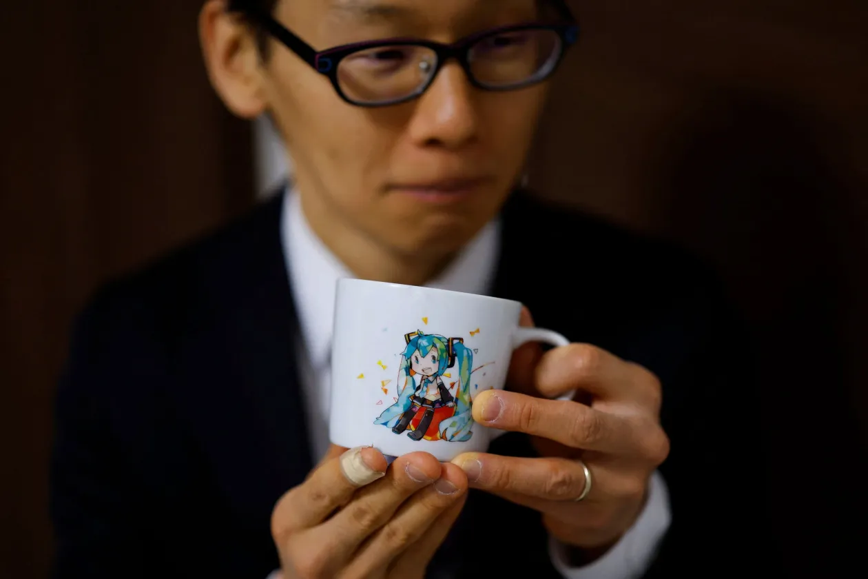 A 43 éves Kondo a Comiket nevű animés rendezvényre tolja épp a bábut. A férfi a „feleségét” ábrázoló bögréből issza a napi kávéját, és egy Miko alakú párnával alszik – Fotó: Kim Kyung-Hoon / Reuters