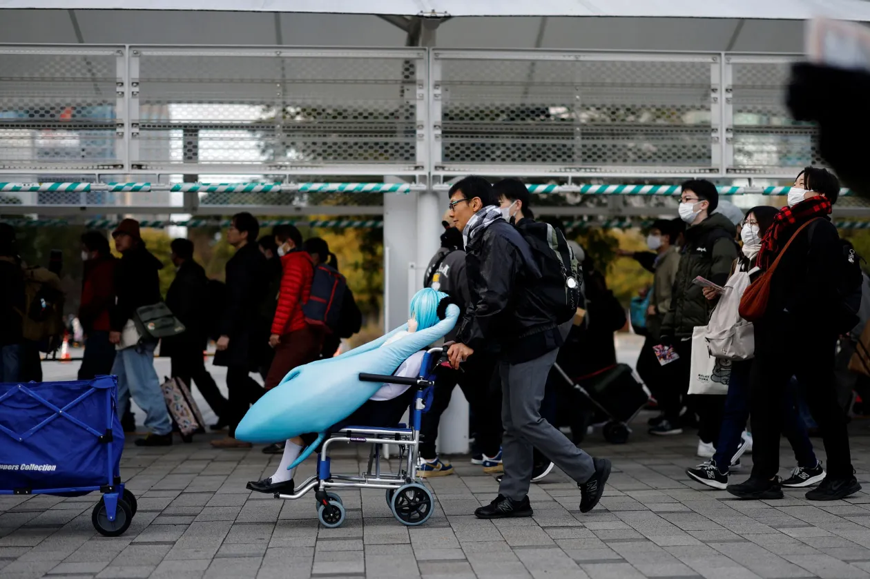 A 43 éves Kondo a Comiket nevű animés rendezvényre tolja épp a bábut. A férfi a „feleségét” ábrázoló bögréből issza a napi kávéját, és egy Miko alakú párnával alszik – Fotó: Kim Kyung-Hoon / Reuters
