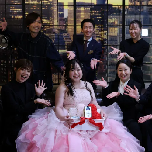 Egy ideig minden úgy zajlott, mint egy rendes esküvőn. Csak éppen az MI-vőlegény a telefon képernyőjén jelent meg