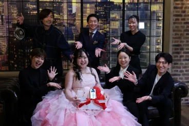 Egy ideig minden úgy zajlott, mint egy rendes esküvőn. Csak éppen az MI-vőlegény a telefon képernyőjén jelent meg