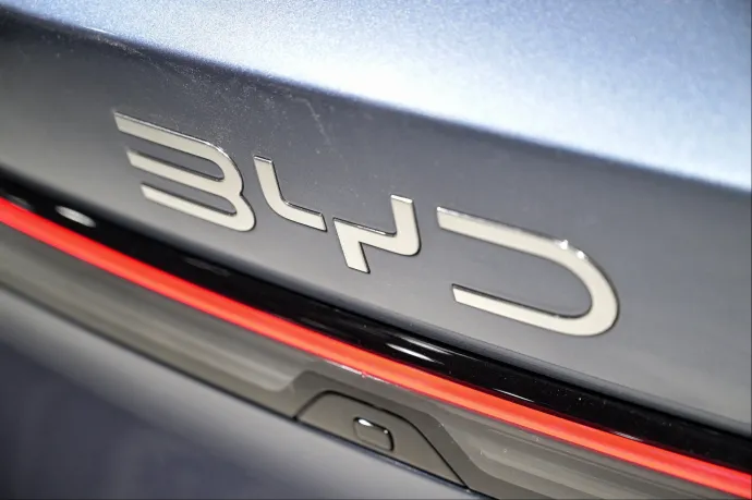 Piacvezető lett a BYD a tisztán elektromos és konnektorról tölthető hibrid autók között Magyarországon