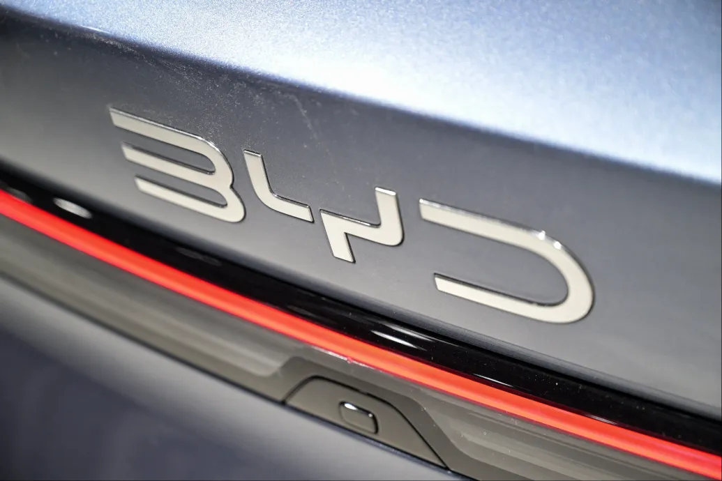 Piacvezető lett a BYD a tisztán elektromos és konnektorról tölthető hibrid autók között Magyarországon