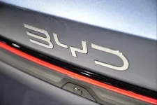 Piacvezető lett a BYD a tisztán elektromos és konnektorról tölthető hibrid autók között Magyarországon