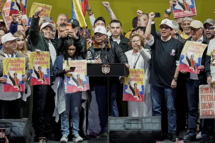 Gustavo Petro kolumbiai elnök beszédet mond a nemzeti szuverenitást védő tüntetésen Bogotában. – Fotó: Sergio Acero / Reuters