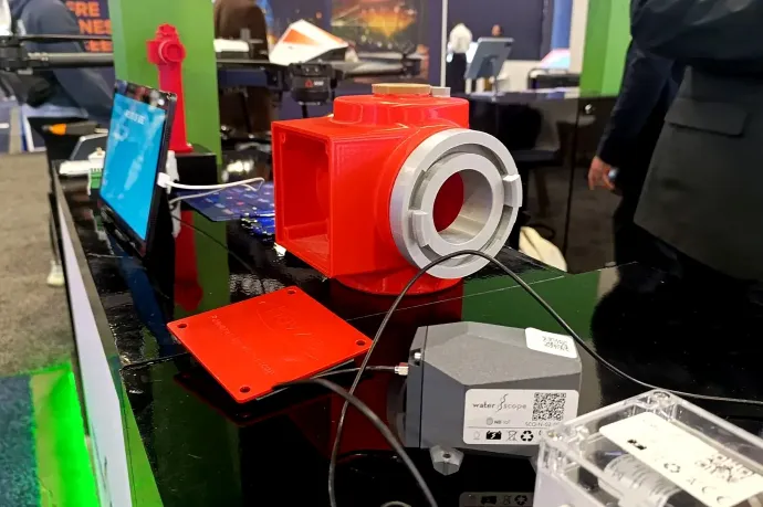 Az okostűzcsap műanyag modellje. A szögletes nyílásba kerül a rendszer akkumulátora – Fotó: Nagy Nikoletta / Telex