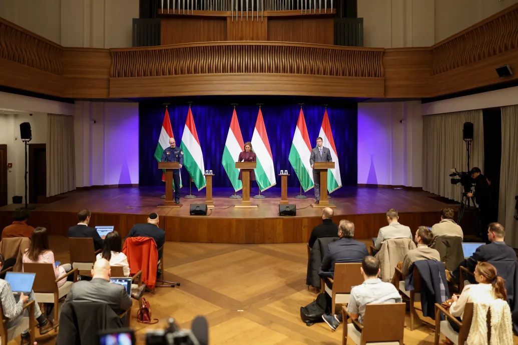 Kormányinfó a hóhelyzetről: Nincs elzárt település, nem maradtak el műtétek, mindenhol van tanítás – Forrás: Telex.hu