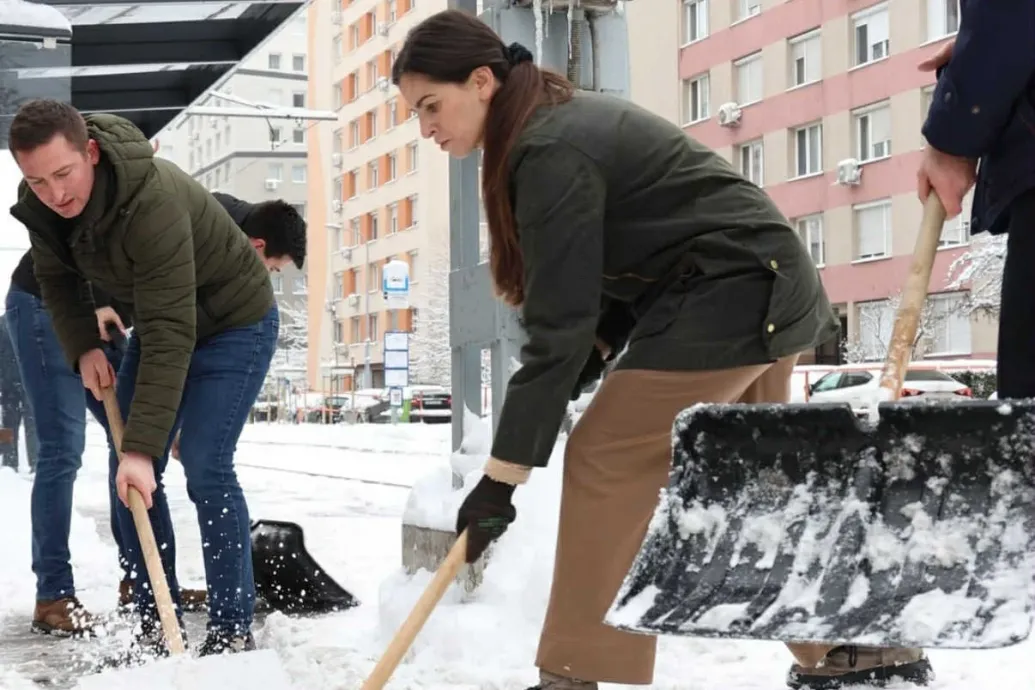 Havazós hűhóval, hólapáttal a kézben pörgetik a kampányt a Fidesz és a Tisza politikusai