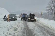 Hó, szél és komoly fennakadások vannak országszerte