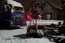 Hócsapda: kamion és teherautó közé szorult egy hókotró Szadán