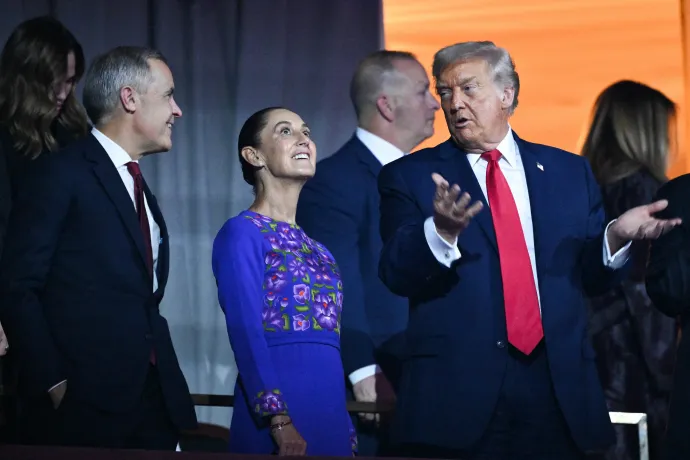 Mark Carney kanadai miniszterelnök, Claudia Sheinbaum mexikói elnök és Donald Trump amerikai elnök a 2026-os FIFA labdarúgó-világbajnokság csoportsorsolásán 2025. december 5-én – Fotó: Mandel Ngan / AFP