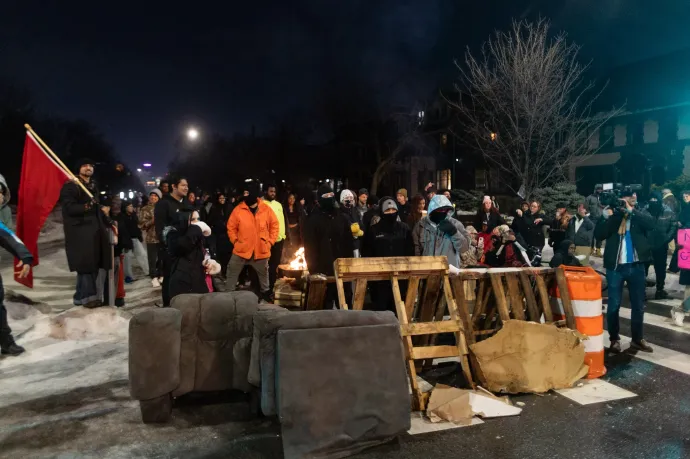 Tüntetők által emelt barikád Minneapolisban 2026. január 8-án – Fotó: Mostafa Bassim / Anadolu / Getty Images
