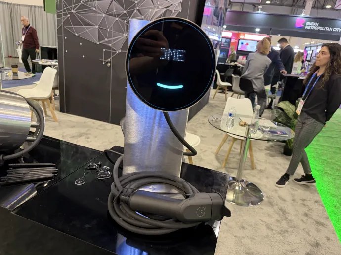 A Voltie mosolygós töltője – Fotó: Világi Máté / Telex