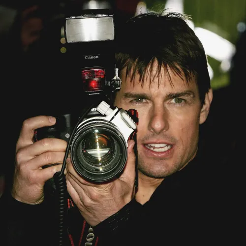 Tom Cruise elment az új Star Wars-film forgatására, és ha már ott járt, lefilmezett egy fénykardpárbajt