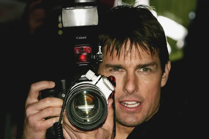 Tom Cruise elment az új Star Wars-film forgatására, és ha már ott járt, lefilmezett egy fénykardpárbajt