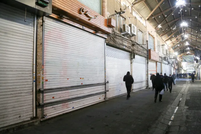 Bezárt üzletek Teheránban 2025. december 31-én – Fotó: Fatemeh Bahrami / Anadolu / AFP