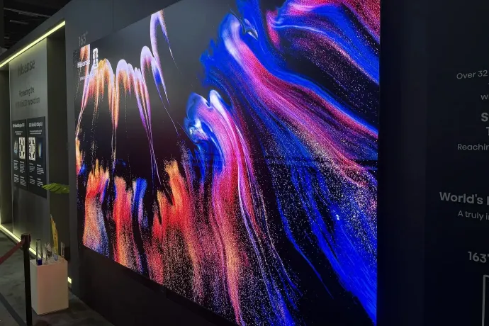 A Hisense 163MX és a TCL 163 hüvelykes Micro LED-es tévéje a 2026-os CES-en – Fotó: Világi Máté / Telex