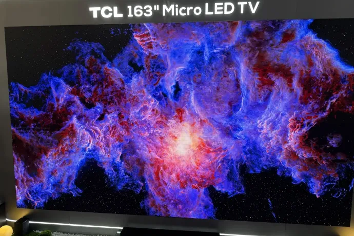 A Hisense 163MX és a TCL 163 hüvelykes Micro LED-es tévéje a 2026-os CES-en – Fotó: Világi Máté / Telex