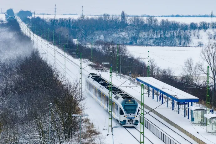 Sziszifuszi küzdelem a síneken: a MÁV kitisztítja a váltókat, a szél ismételten behordja a havat
