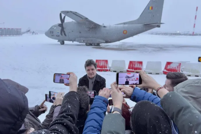 Nicușor Dan viszontagságos utazásának krónikája: hófogság Párizsban, vadászgépek Svájcban, mémek Romániában