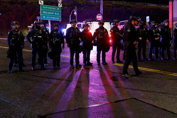 Rálőttek egy járműre, két embert eltaláltak szövetségi bevándorlási ügynökök Portlandben