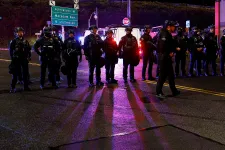 Rálőttek egy járműre, két embert eltaláltak szövetségi bevándorlási ügynökök Portlandben