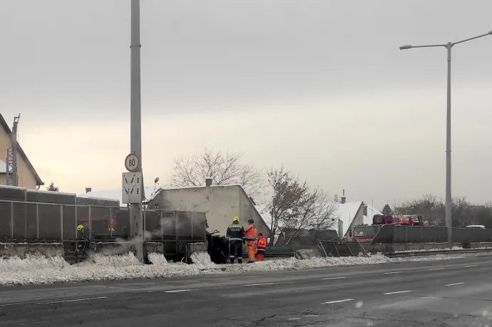 Egy teherautó átszakította az elválasztó betonelemet, lezárták az M3-ast a XV. kerületben