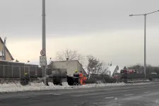 Egy teherautó átszakította az elválasztó betonelemet, lezárták az M3-ast a XV. kerületben