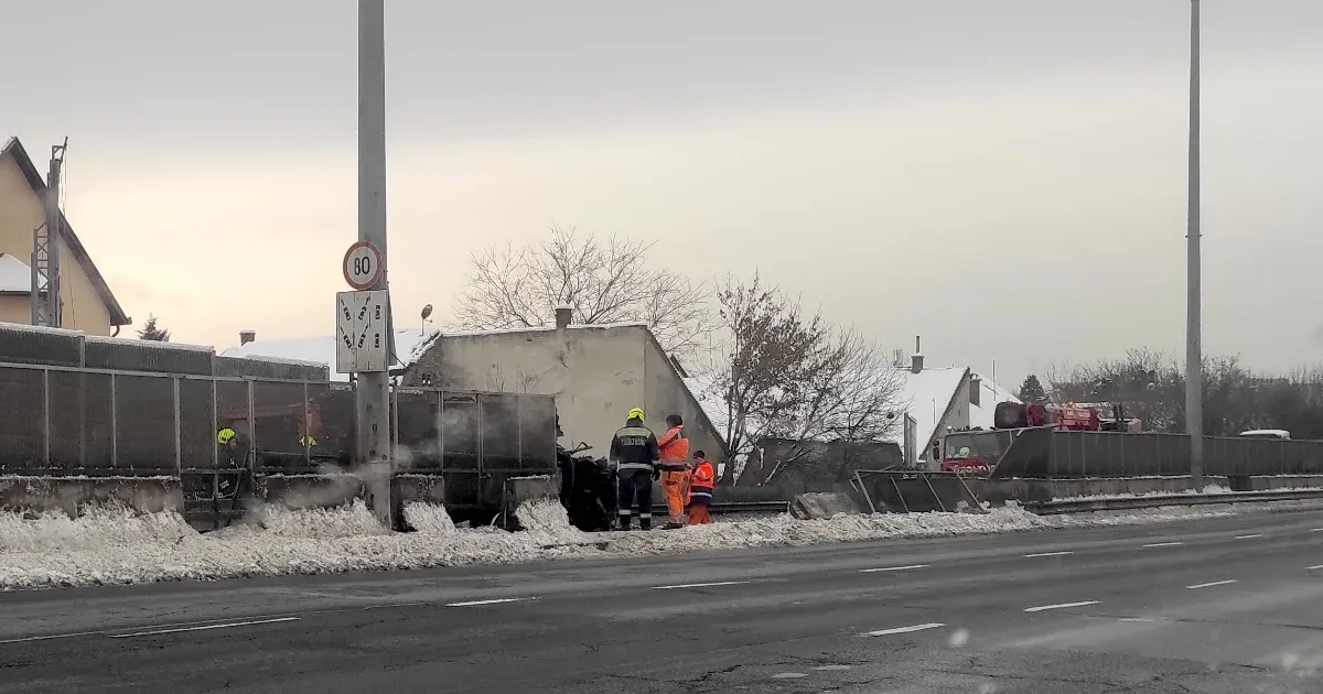 Egy teherautó átszakította az elválasztó betonelemet, lezárták az M3-ast a XV. kerületben
