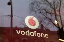 Úgy hirdette a Vodafone a hűségidős csomagokat, hogy nem szólt, hogy évente árat emel, 352 millióra büntették a jogutód One-t