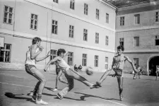 „A diktatúra legsötétebb időszakát éltük, de nekünk a tinédzseréveink voltak, annál szebb nincs”