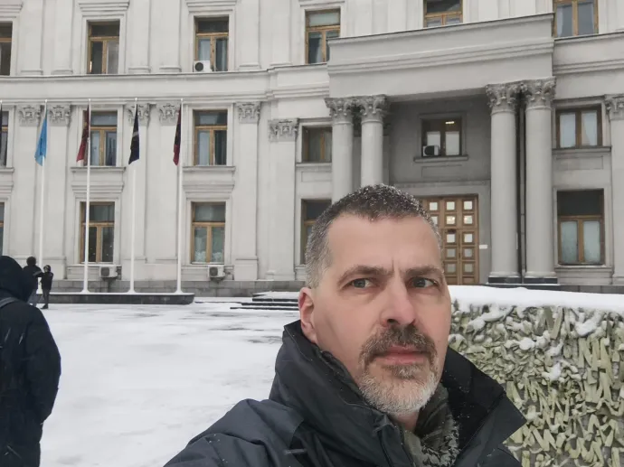 Trautmann Balázs az ukrán külügyminisztérium épülete előtt – Fotó: Kárpátaljai Sárkányellátó Alapítvány / Facebook