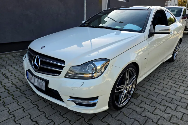 Ki ne szeretne sportos Mercedest egy négyéves Dacia áráért? Aki megtudja, milyen állapotban volt ez az 5 milliós kupé