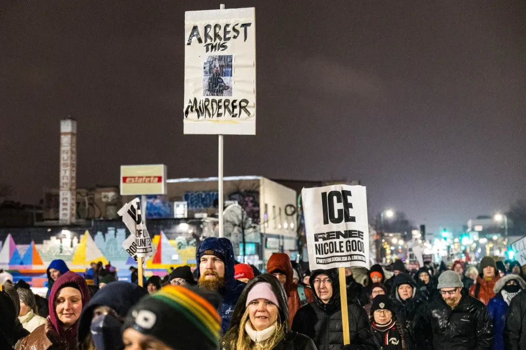 A Minneapolisban egy nőt lelövő ügynököt fél éve autóval rángatták meg