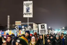 A Minneapolisban egy nőt lelövő ügynököt fél éve magával rántotta egy autó egy ICE-akció során