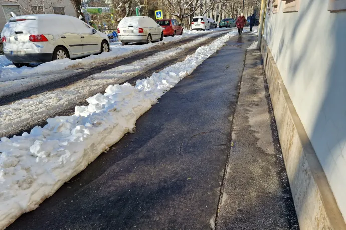 Ahol ilyen tiszta a járda, ott biztosan sóztak – Fotó: Thüringer Barbara / Telex