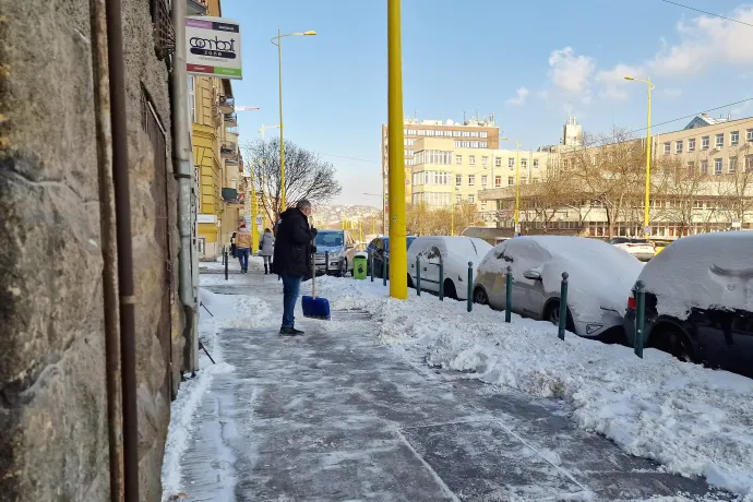 A telkek előtti járdákat sehol nem az állam vagy az önkormányzat kötelessége síkosságmentesíteni, hanem az adott telek tulajdonosának, társasházak, intézmények esetén pedig azok fenntartójának feladata – Fotó: Thüringer Barbara / Telex