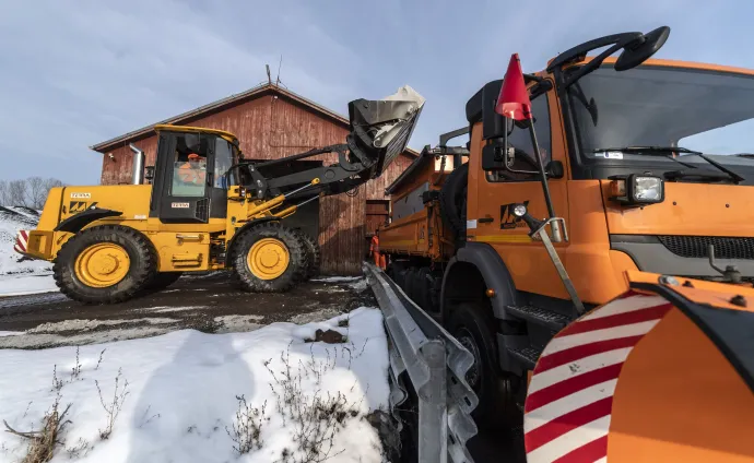 Síkosságmentesítő anyagot pakol egy munkagép egy hókotróra a Magyar Közút Nonprofit Zrt. dabasi telephelyén – Fotó: Szigetváry Zsolt / MTI