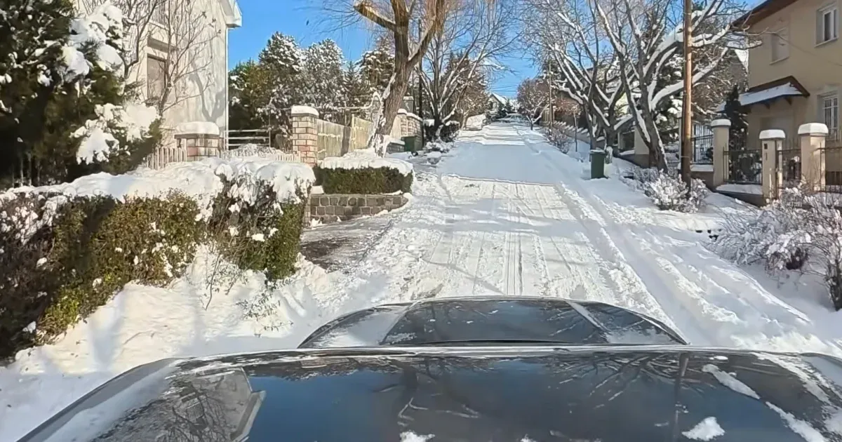 Így vezet az autósoktató a csúszós utakon