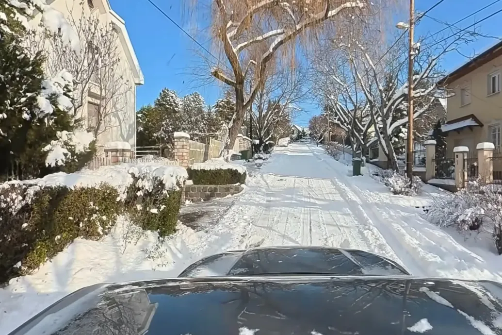 Így vezet az autósoktató a csúszós utakon