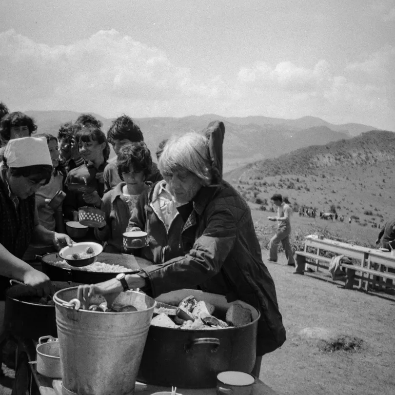 Jelenetek a 3-as számú matematika-fizika líceum egykor legendás, Palkó Attila történelemtanár által szervezett régészeti táborából a magyarlétai Géczi-várnál. Ezeket az 1979-es képeket még nem Komáromy László készítette, hanem az édesapja, de ahogy magyarázta, "ezeken szerette meg a természetjárást", amik később olyan sokszor visszaköszönnek a képein – Fotó: Komáromy László gyűjtemény / Azopan Fotóarchívum