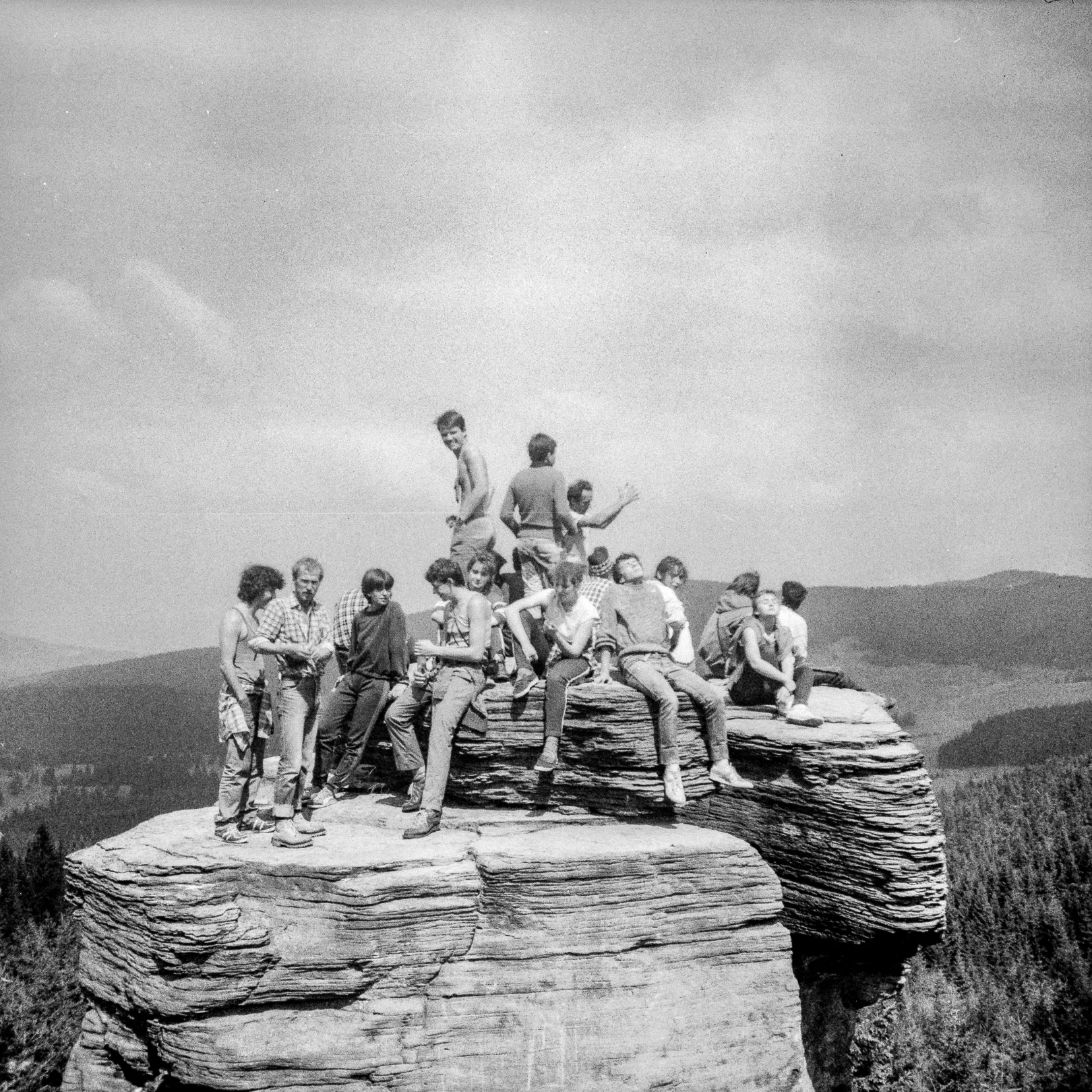 Macalik Ernő biológus magyaráz a kirándulás résztvevőinek a csíkkarcfalvi Asztalkőnél – Fotó: Komáromy László / Azopan Fotóarchívum