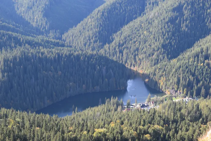 A Gyilkos-tó madárnézetből és árusok bódéi a Monturist által kezelt területen – Fotók: Tőkés Hunor / Kádár Kata / Transtelex