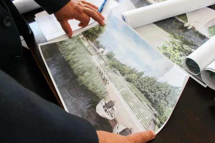 Csergő Tibor még polgármesterként és az ő meg nem valósult látványterve Monturistra – Fotó: Kádár Kata 