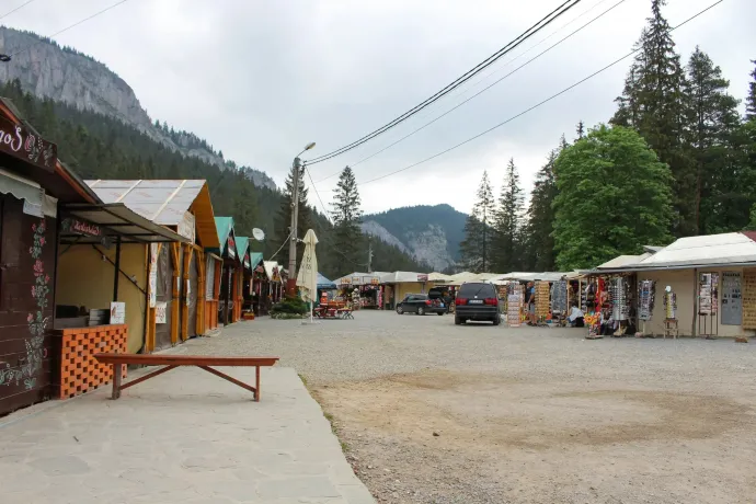 A Gyilkos-tó madárnézetből és árusok bódéi a Monturist által kezelt területen – Fotók: Tőkés Hunor / Kádár Kata / Transtelex