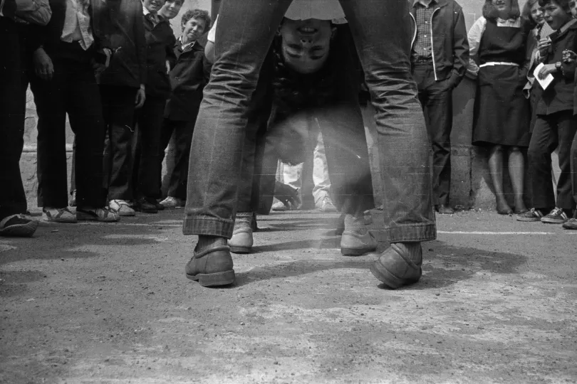 A 3-as számú matematika-fizika líceum udvarán és a tanteremben, Komáromy László az osztálytársait fotózza emlékül – Fotó: Komáromy László / Azopan Fotóarchívum