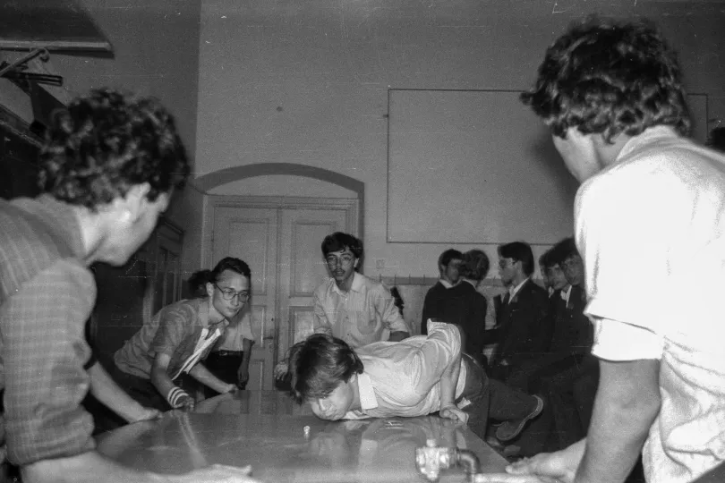 A 3-as számú matematika-fizika líceum udvarán és a tanteremben, Komáromy László az osztálytársait fotózza emlékül – Fotó: Komáromy László / Azopan Fotóarchívum