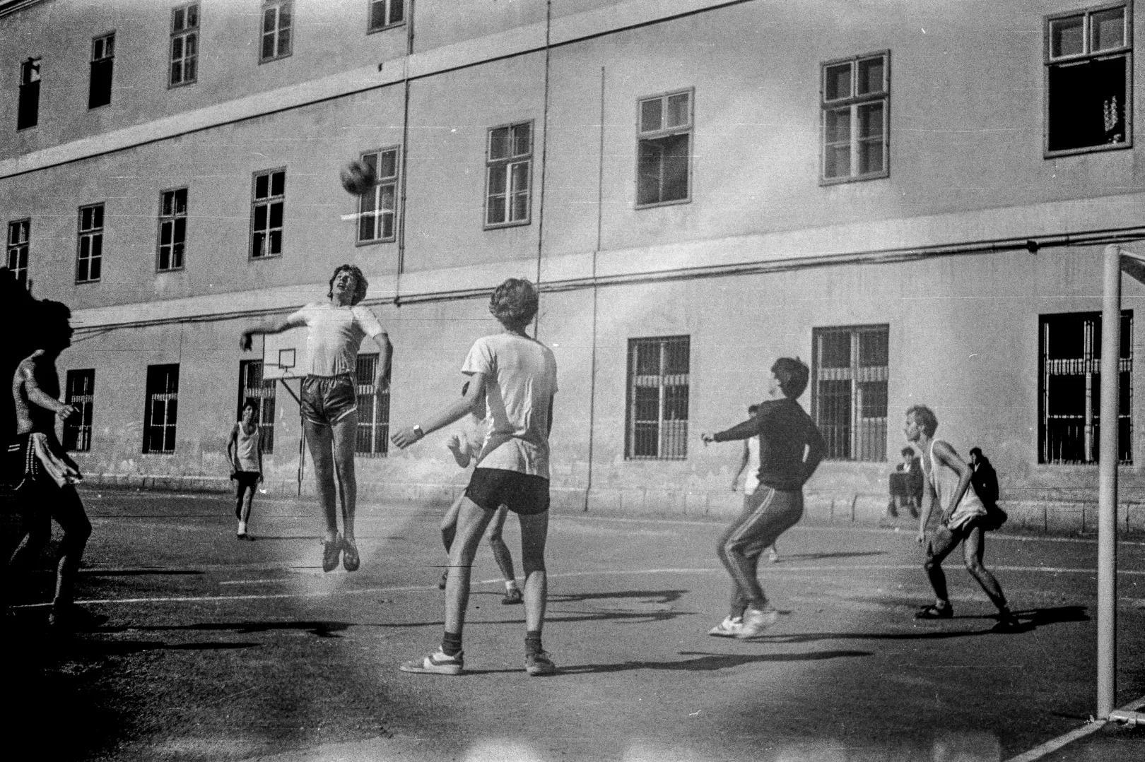 "Azt gyanítom, hogy az egyik barátomtól, Ádámtól kértem költsön a gépet, vagy ő jött és fotózott minket, mert nekem nem volt keskeny filmes gépem, ez pedig arra ment" – Fotó: Komáromy László / Azopan Fotóarchívum