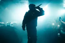 Ő lehet a rapzene új királya, pedig még az arcát sem láttuk