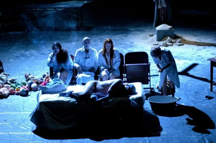 Jelenet Silviu Purcărete A király halódik előadásából – Fotó: KÁMSZ oldala