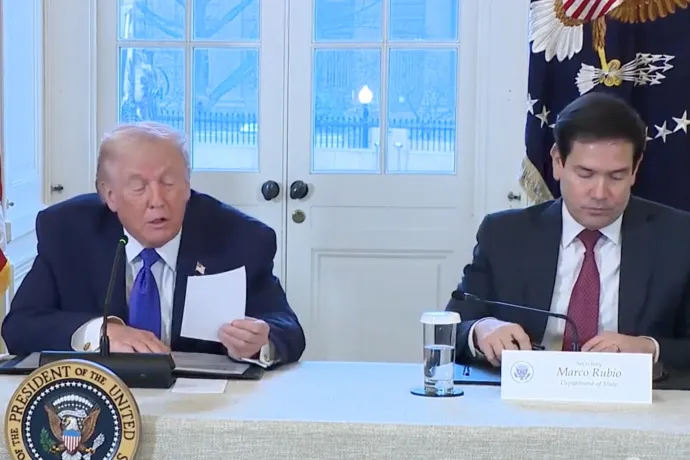 Mindenki felröhögött, amikor Trump beolvasta Rubio odacsúsztatott üzenetét a venezuelai olajról szóló sajtótájékoztatón